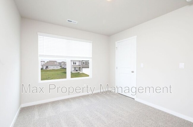 Building Photo - 2452 SE Creekhill Way