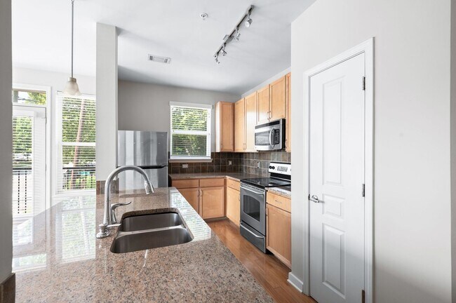 Building Photo - Spacious 3BR/2BA end unit at Bristol West ...