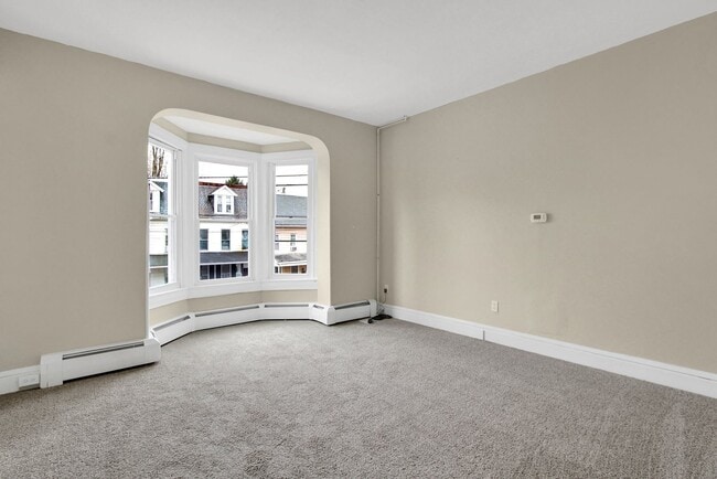 Building Photo - Spacious 4 Bedroom, 1 Bath Home in North York!