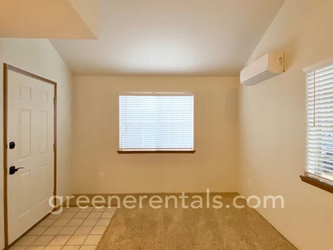Building Photo - Quaint 2BR 1.5BA Condo in the Vineyards