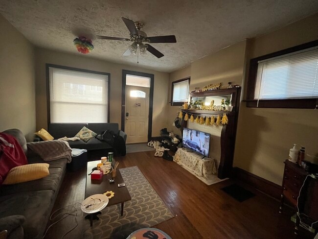 Primary Photo - 11-15 E 18th Ave