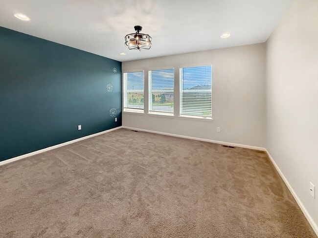 Building Photo - $0 DEPOSIT OPTION. BRIGHT AND SPACIOUS 3-B...