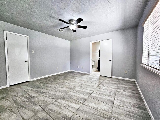 Building Photo - 33 N Wavy Oak Cir