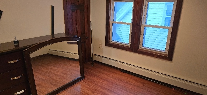 Building Photo - 400 E 7th St