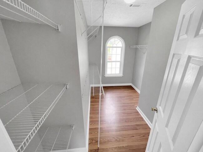 Building Photo - 1926 Leacroft Ct