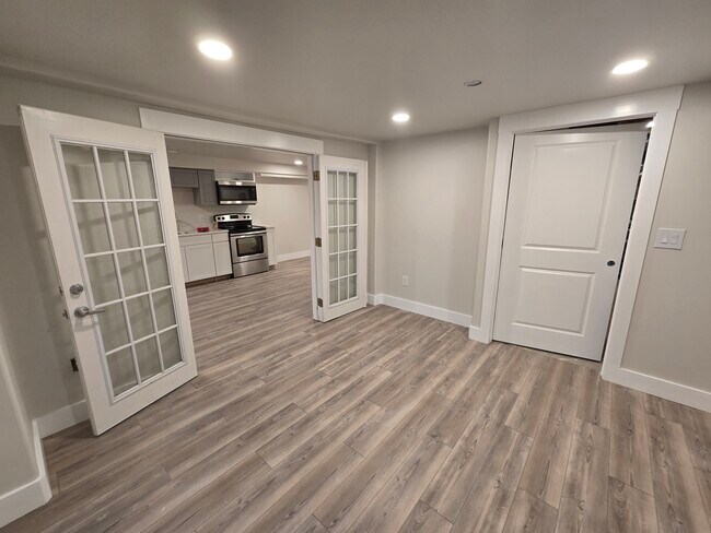 Building Photo - 929 Due W Ave N