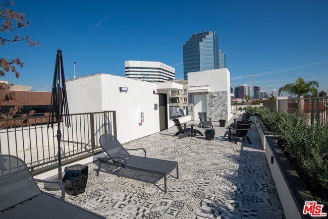 Building Photo - 1223 Wellesley Ave