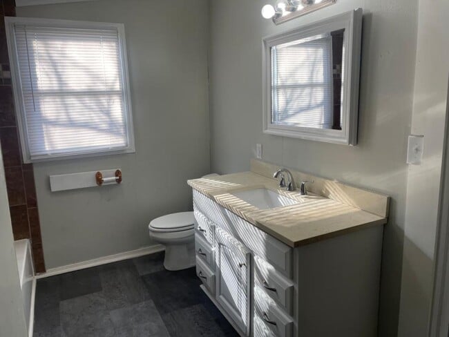 Building Photo - 626 Holly St