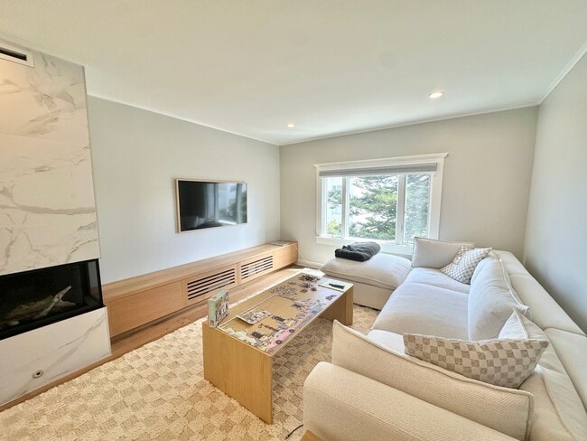 Building Photo - Gorgeous Richmond Home w/Deck and Yard