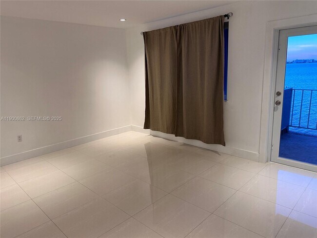 Building Photo - 1790 S Treasure Dr