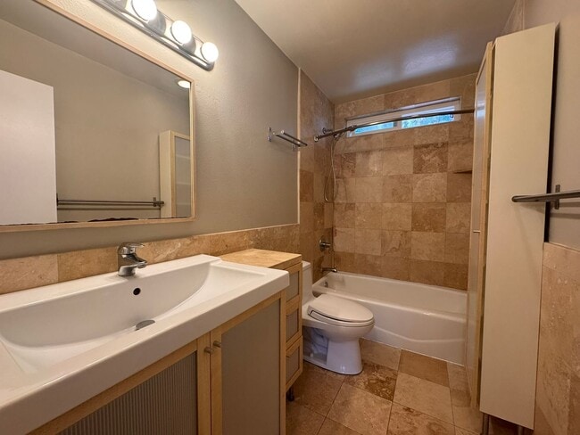 Building Photo - Coastal Condo for Rent in Del Mar – Beachside Living at Its Best