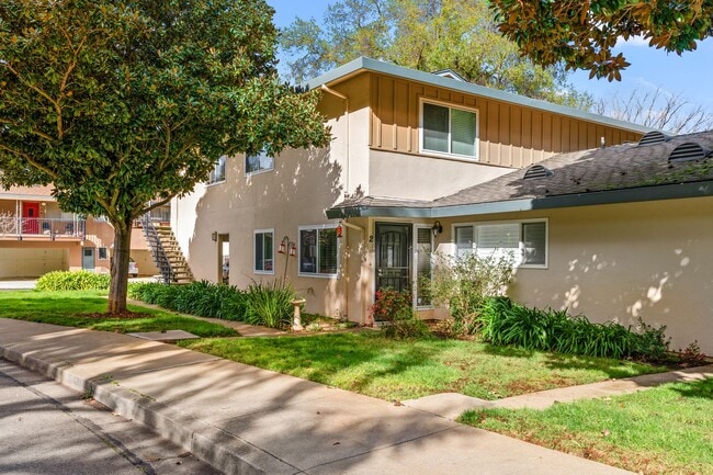 Building Photo - Pleasanton 2BD Townhouse w/ Granite Kitchen, Plank Floors, Community Amenities & Top Schools