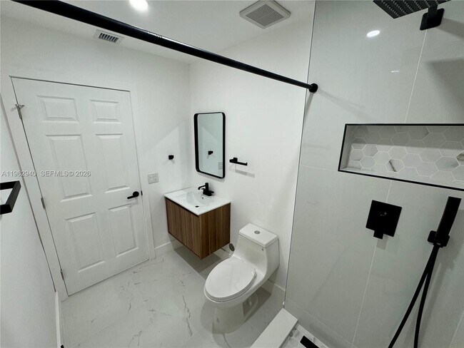 Building Photo - 421 NW 13th Ave