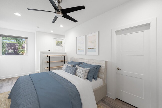 Building Photo - BEAUTIFUL Townhome For Rent in Downtown St Petersburg!