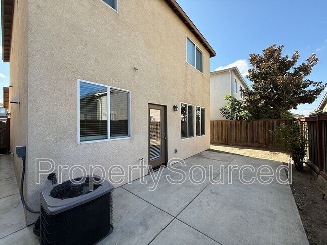 Building Photo - 1447 Hearthsong Dr