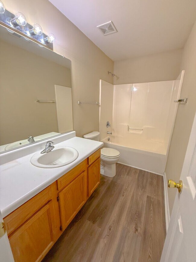 Building Photo - 3 Bedroom 2.5 Bath Single Family Home with Fenced Backyard!