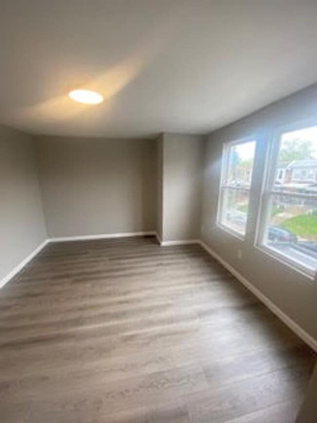 Building Photo - Large Home - Oak Lane