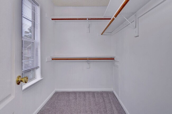 Building Photo - Updated Kiln Creek Home