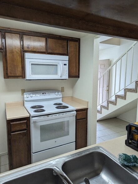 Building Photo - 850 Mission Sierra Ct