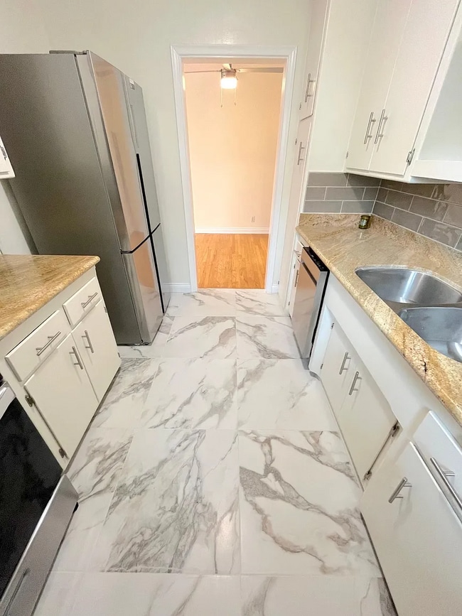 Building Photo - Unit 5