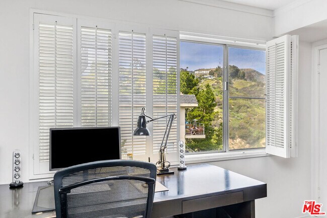 Building Photo - 2843 Lambert Dr