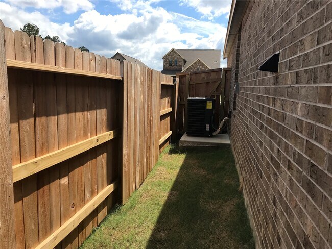 Building Photo - 28813 Bobcat Run Dr