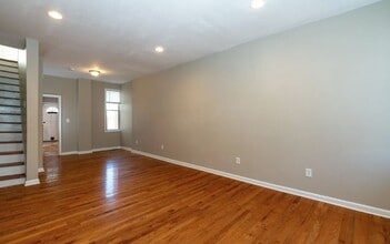 Building Photo - 925 N Pine St