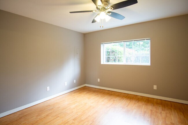 Building Photo - John's Landing 1 Bed Flat with D/W, W/D, Private Patio!!