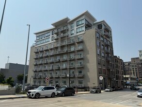 Building Photo - 770 W Gladys Ave
