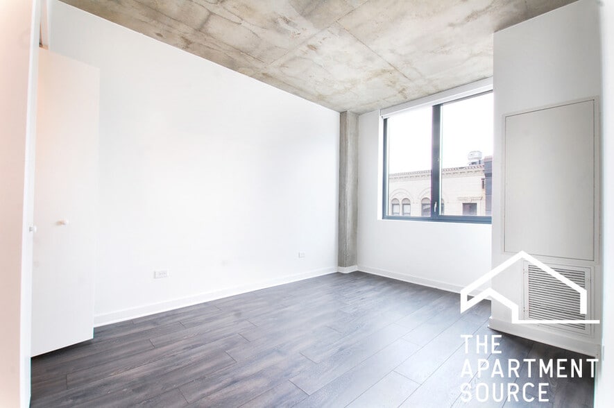 Building Photo - 1722 W Roscoe St