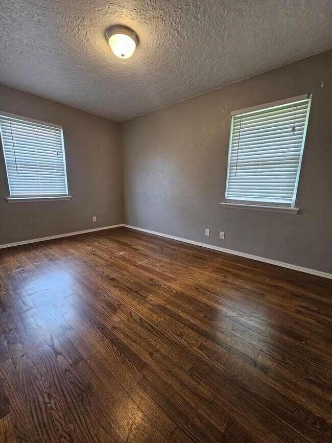 Building Photo - (3) Bed/(1.5) Bath in Core Norman Avail NOW!
