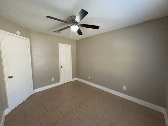 Building Photo - 709 Lisa Ln