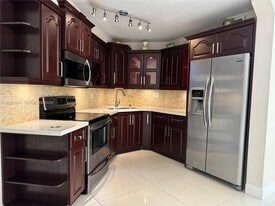 Building Photo - 9411 Fontainebleau Blvd