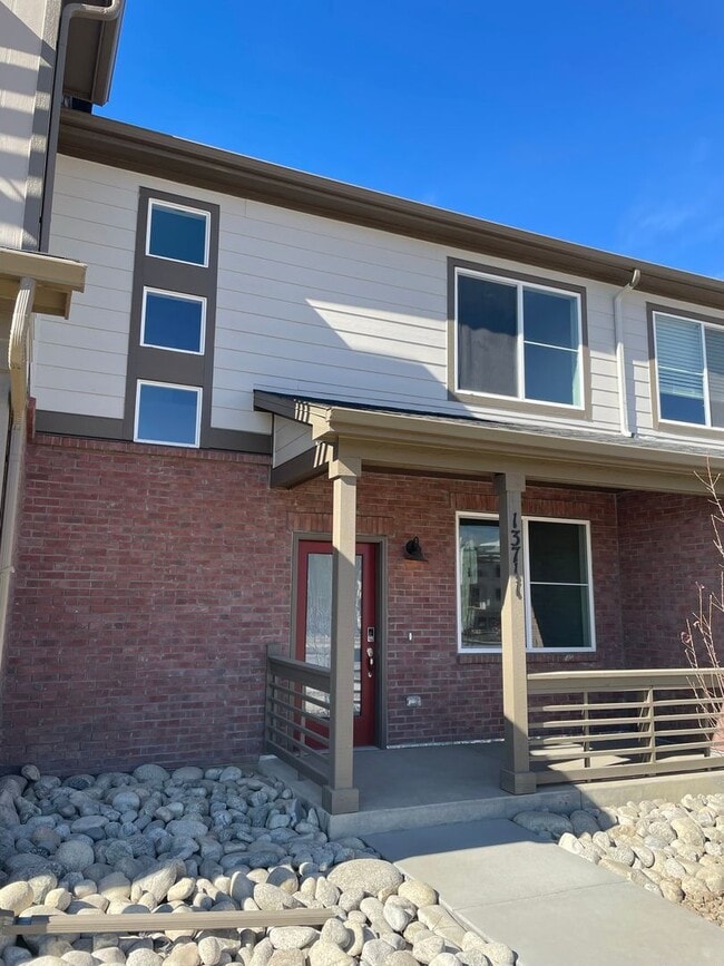 Building Photo - Updated 3 Bedroom Townhome Available July