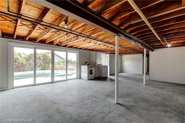 Building Photo - 501 Sandy Point Ave