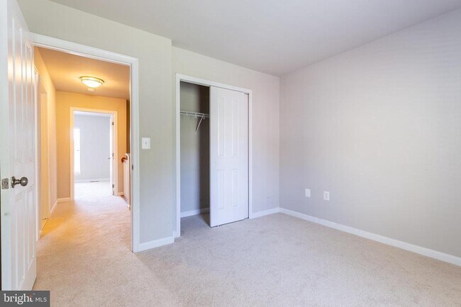 Building Photo - 427 Woodcrest Dr SE