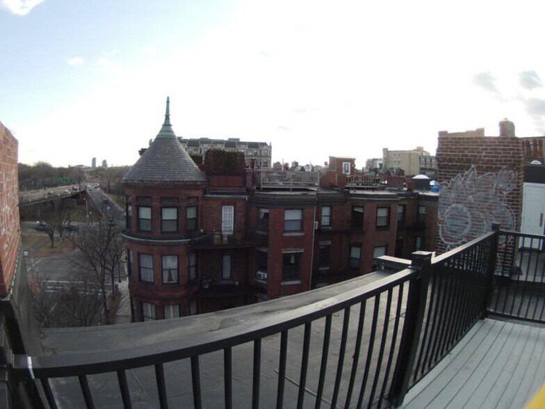 Building Photo - 585 Beacon St