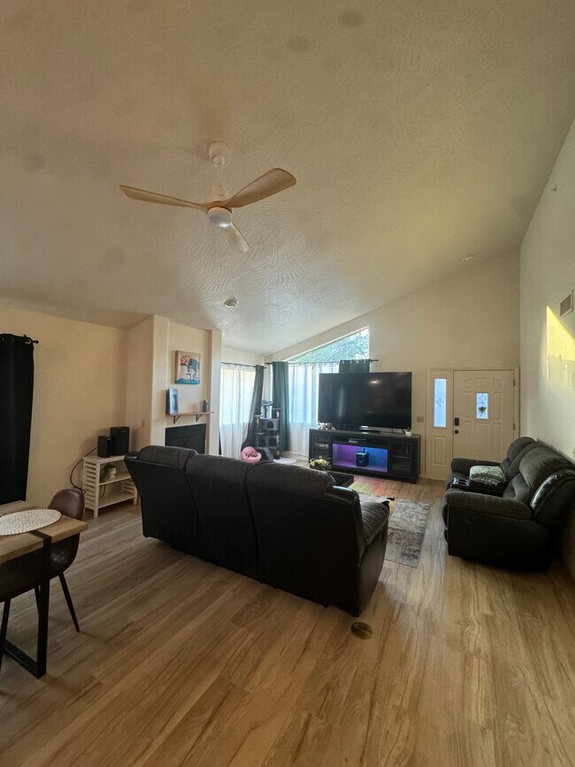 Building Photo - 93 Morning Sun Dr