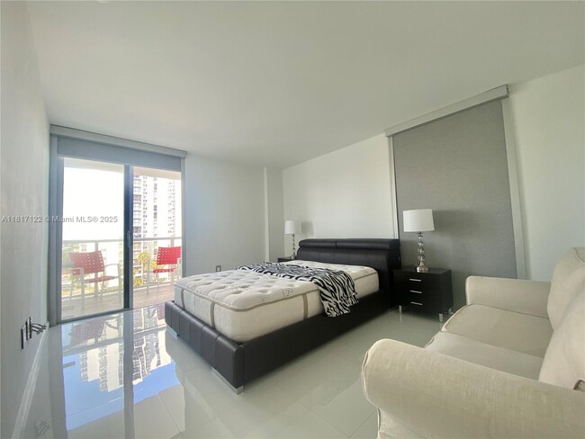 Building Photo - 3731 N Country Club Dr