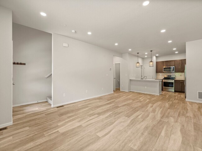 Building Photo - Beautiful 3 Bed 2.5 Bath Townhome in North...