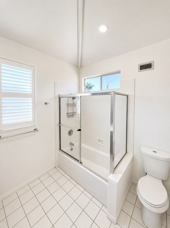 Building Photo - Coastal Living at It's Best! Pacific Beach Townhome with Incredible Rooftop Views!