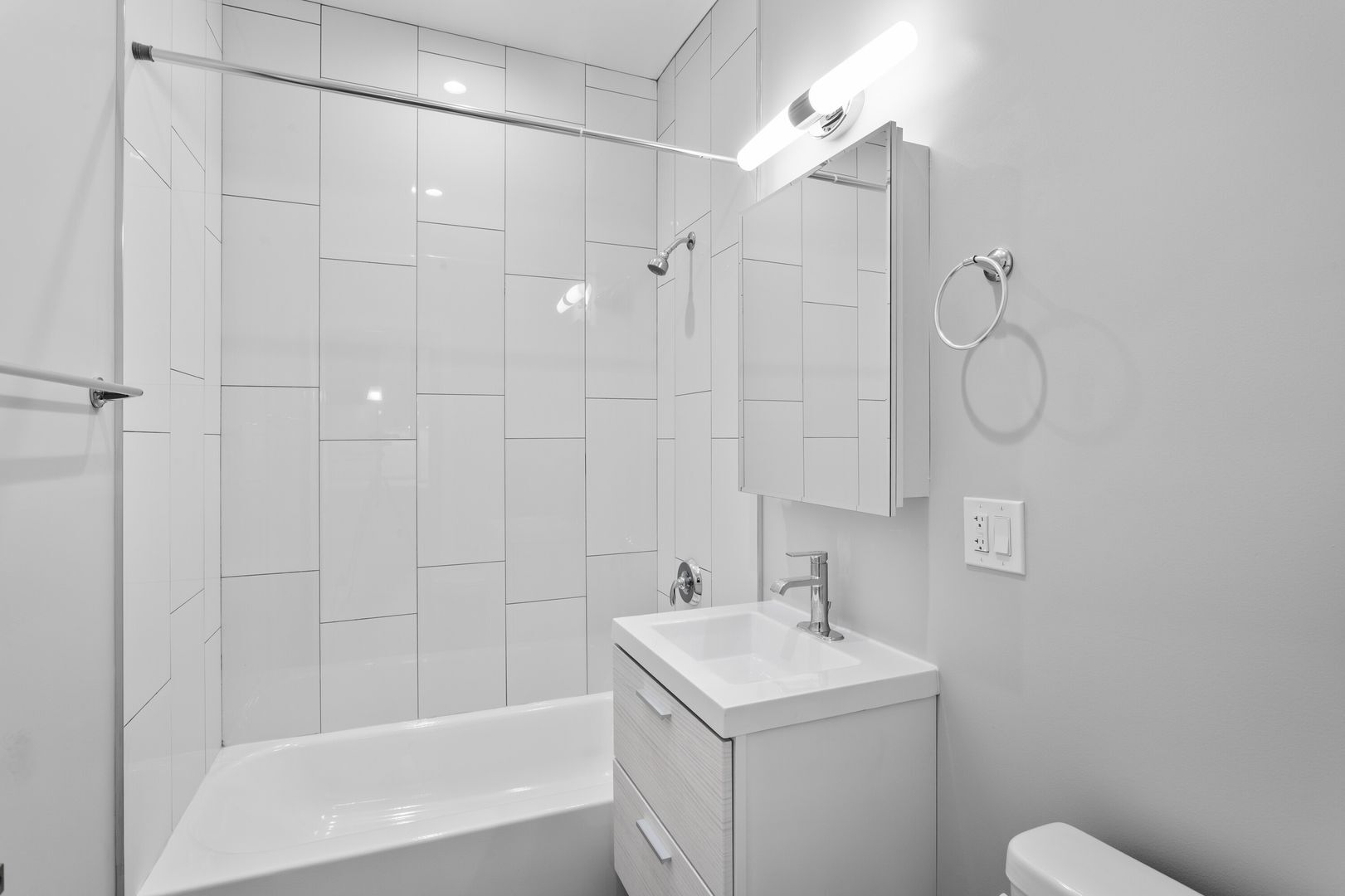 Building Photo - 7503 N Eastlake Ter