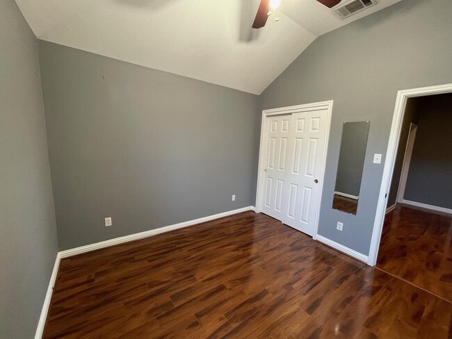 Building Photo - 10312 Yellowstone Dr