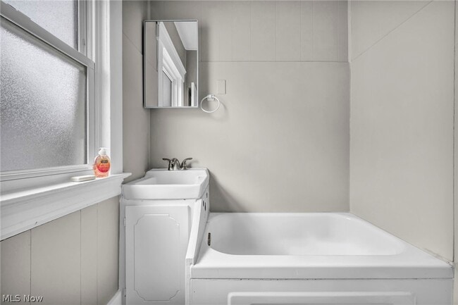 Building Photo - 2023 Robin St