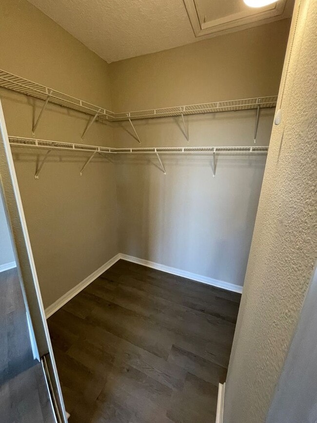 Building Photo - Awesome apartment in the heart of Metrowest!