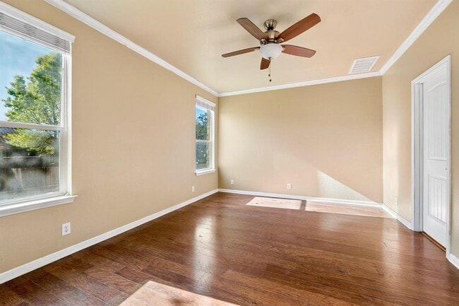 Building Photo - 501 S Meadowlark St