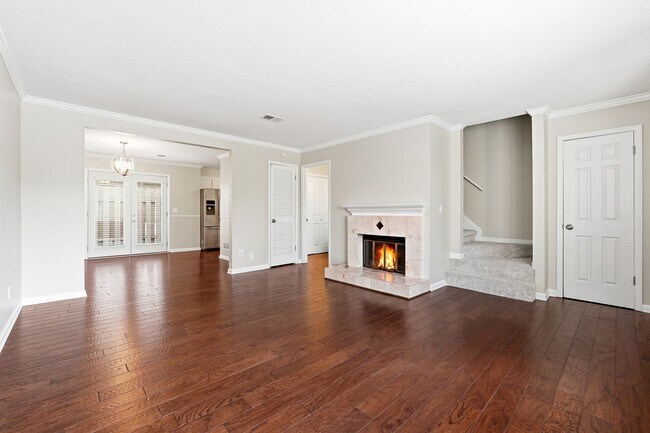 Building Photo - Renovated end-unit townhome in the Heart of Roswell