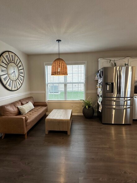 Building Photo - 9527 Acacia Psge