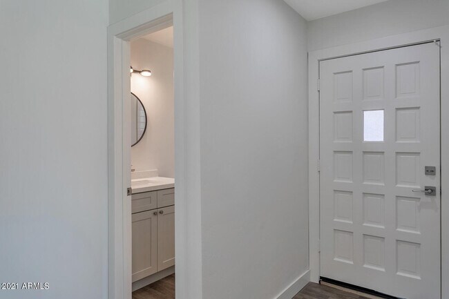 Building Photo - 2333 E Paradise Dr