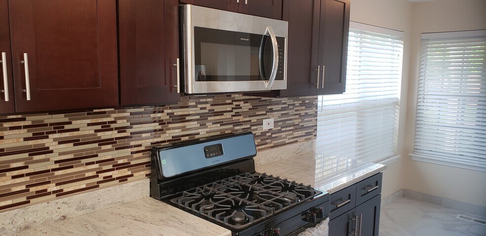 Building Photo - 9030 W Heathwood Cir